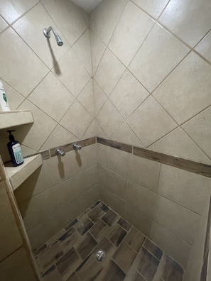 Queen Apartment with kitchenette | Bathroom