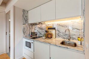 Fridge, microwave, stovetop, dishwasher