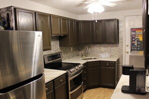 Refrigerador, microondas, horno y parrilla de estufa 