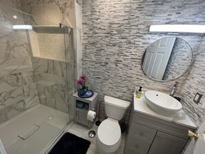 Douche, sèche-cheveux, serviettes fournies, savon