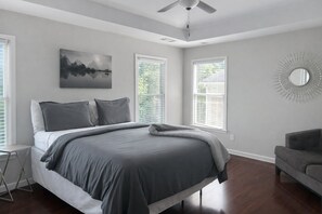 3 bedrooms, desk, iron/ironing board, free WiFi