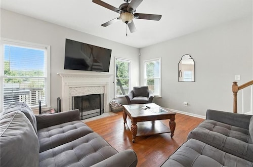 Beautiful Downtown Brick Road Home Oasis With Stadium View