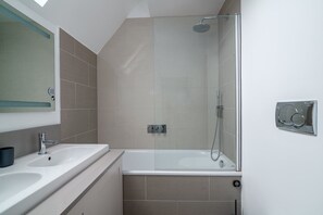 Badewanne, Haartrockner, Handtücher