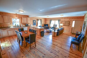 Dining - Cabin 115, Luxury 6 bedroom, 3 bath cabin minutes from Downtown Lexington!  (Lexington)