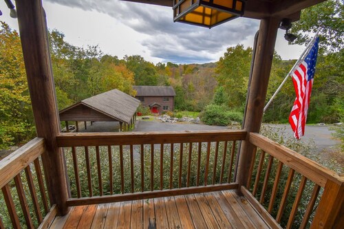 Cabin 115, Luxury 6 bedroom, 3 bath cabin minutes from Downtown Lexington! 