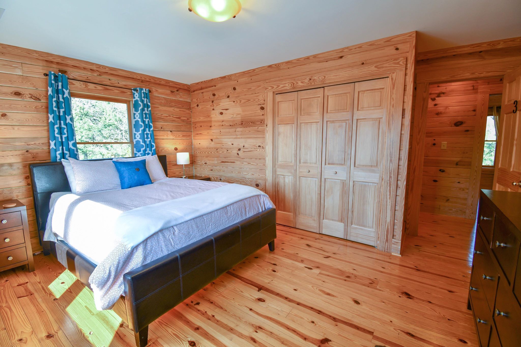 Cabin 115, Luxury 6 bedroom, 3 bath cabin minutes from Downtown Lexington! 