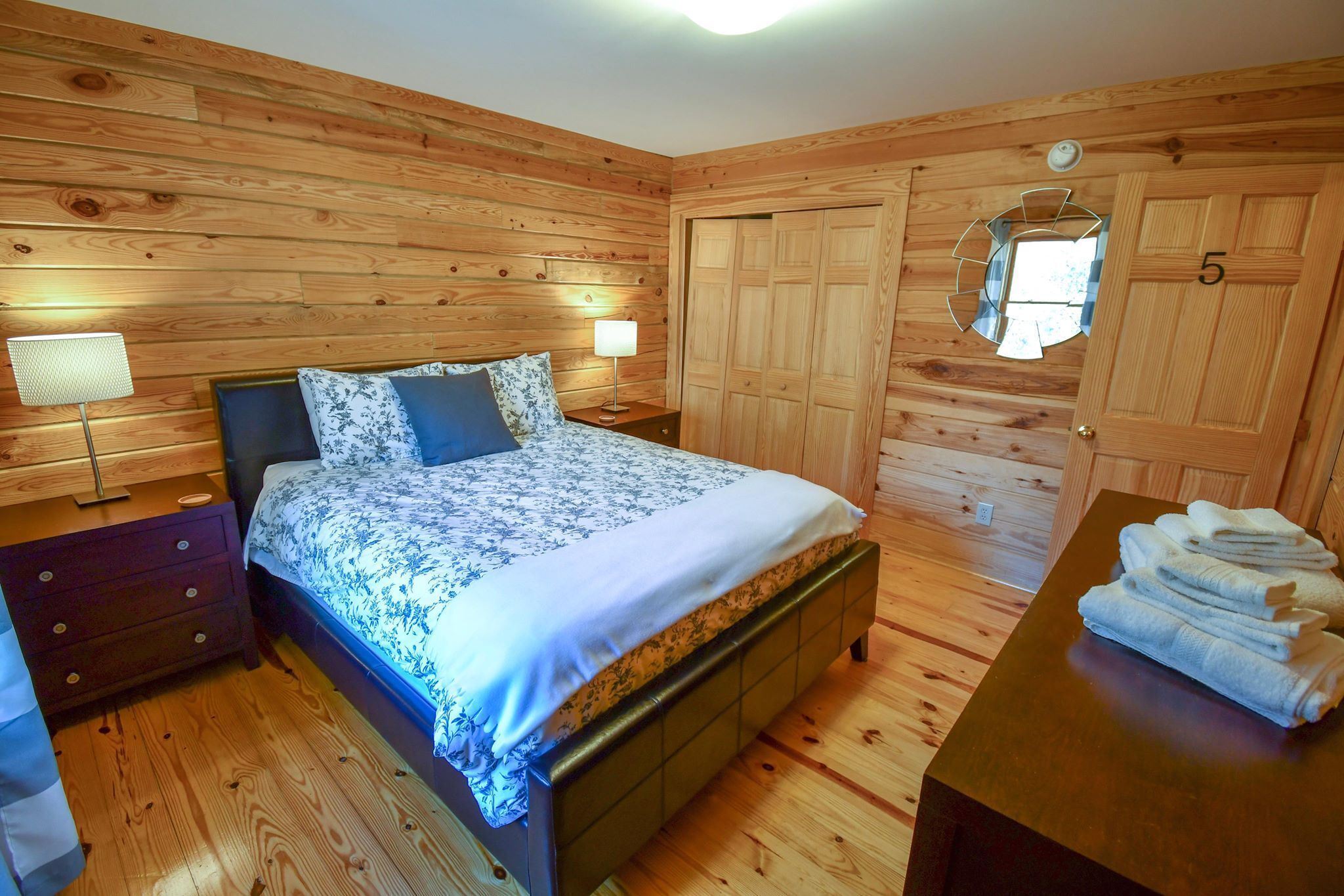 Cabin 115, Luxury 6 bedroom, 3 bath cabin minutes from Downtown Lexington! 