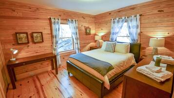 6 bedrooms, desk, iron/ironing board, free WiFi