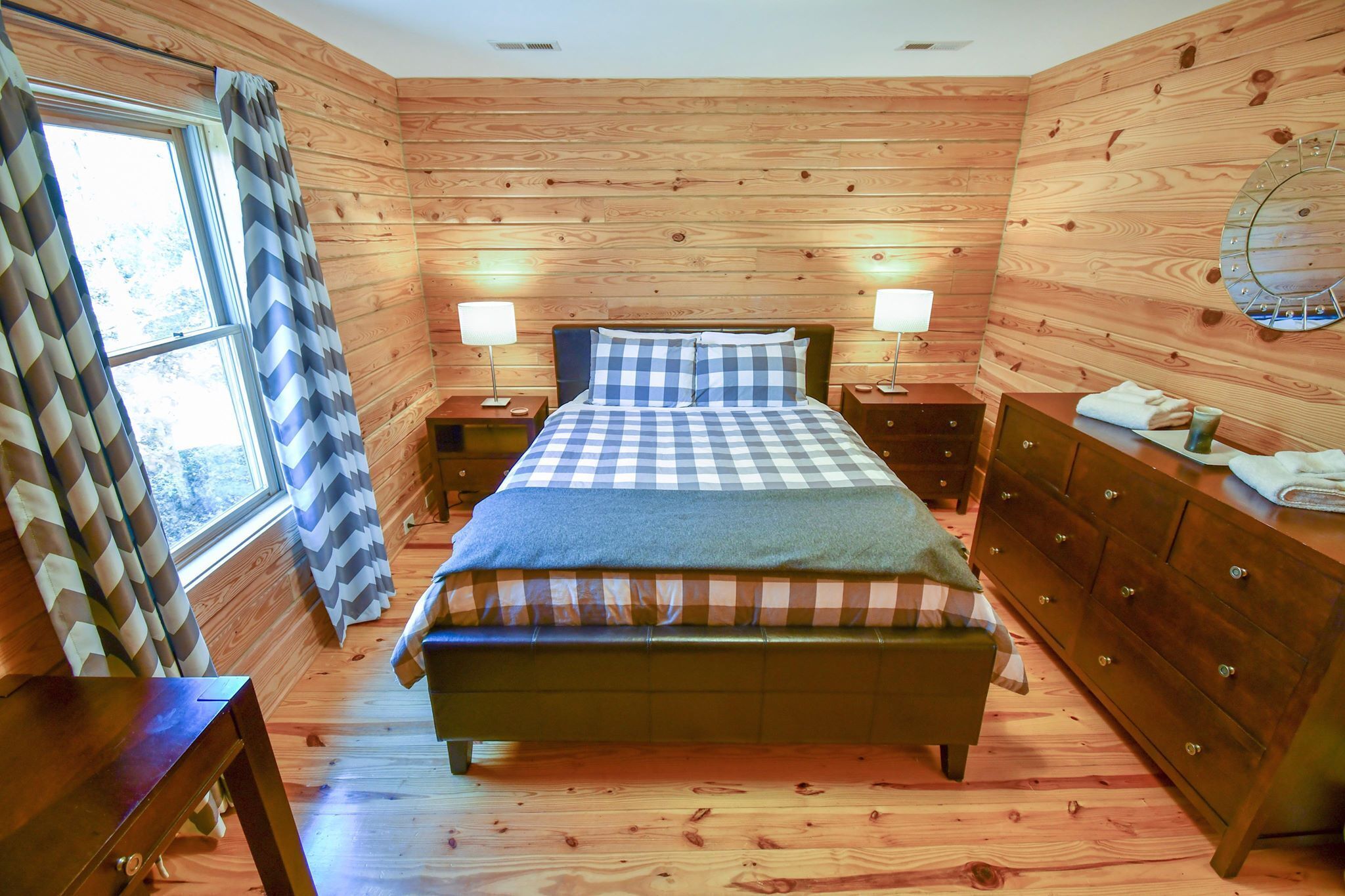 Cabin 115, Luxury 6 bedroom, 3 bath cabin minutes from Downtown Lexington! 