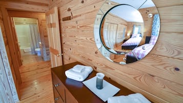 6 bedrooms, desk, iron/ironing board, free WiFi