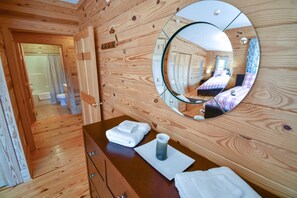 6 bedrooms, desk, iron/ironing board, free WiFi