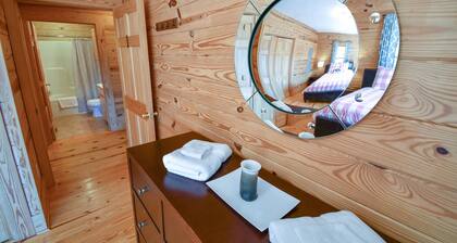 Cabin 115, Luxury 6 bedroom, 3 bath cabin minutes from Downtown Lexington!