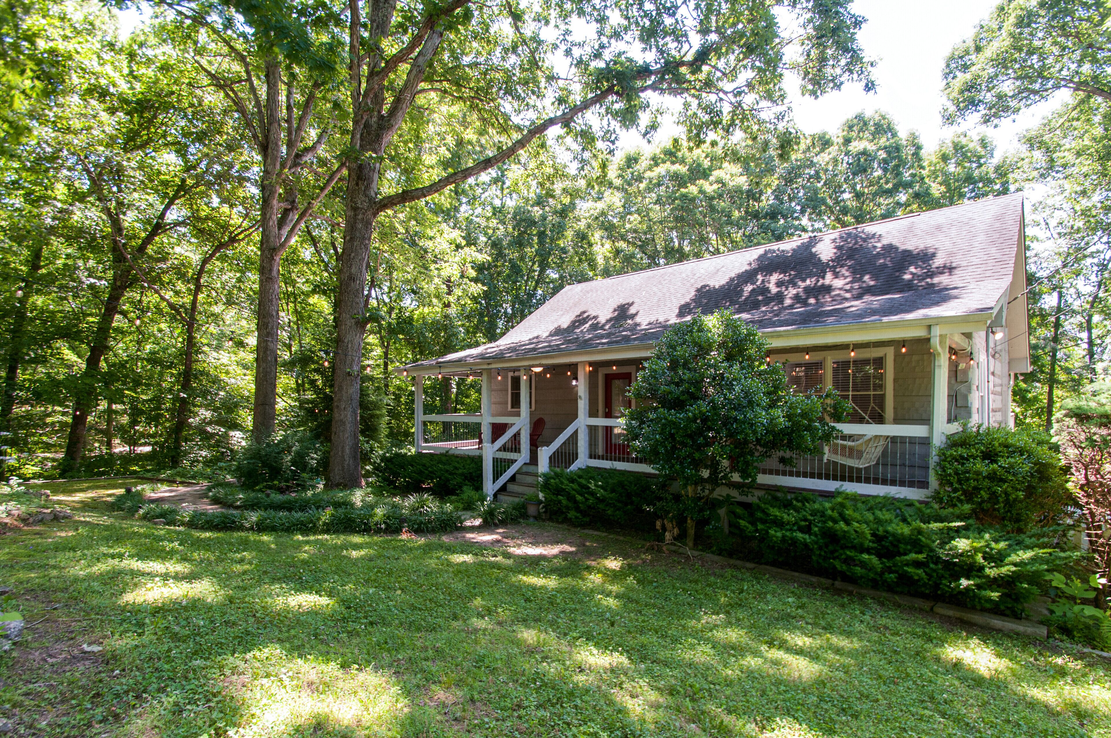 Cheerful 3 Bedroom Cabin in the Trees with 2 KINGS