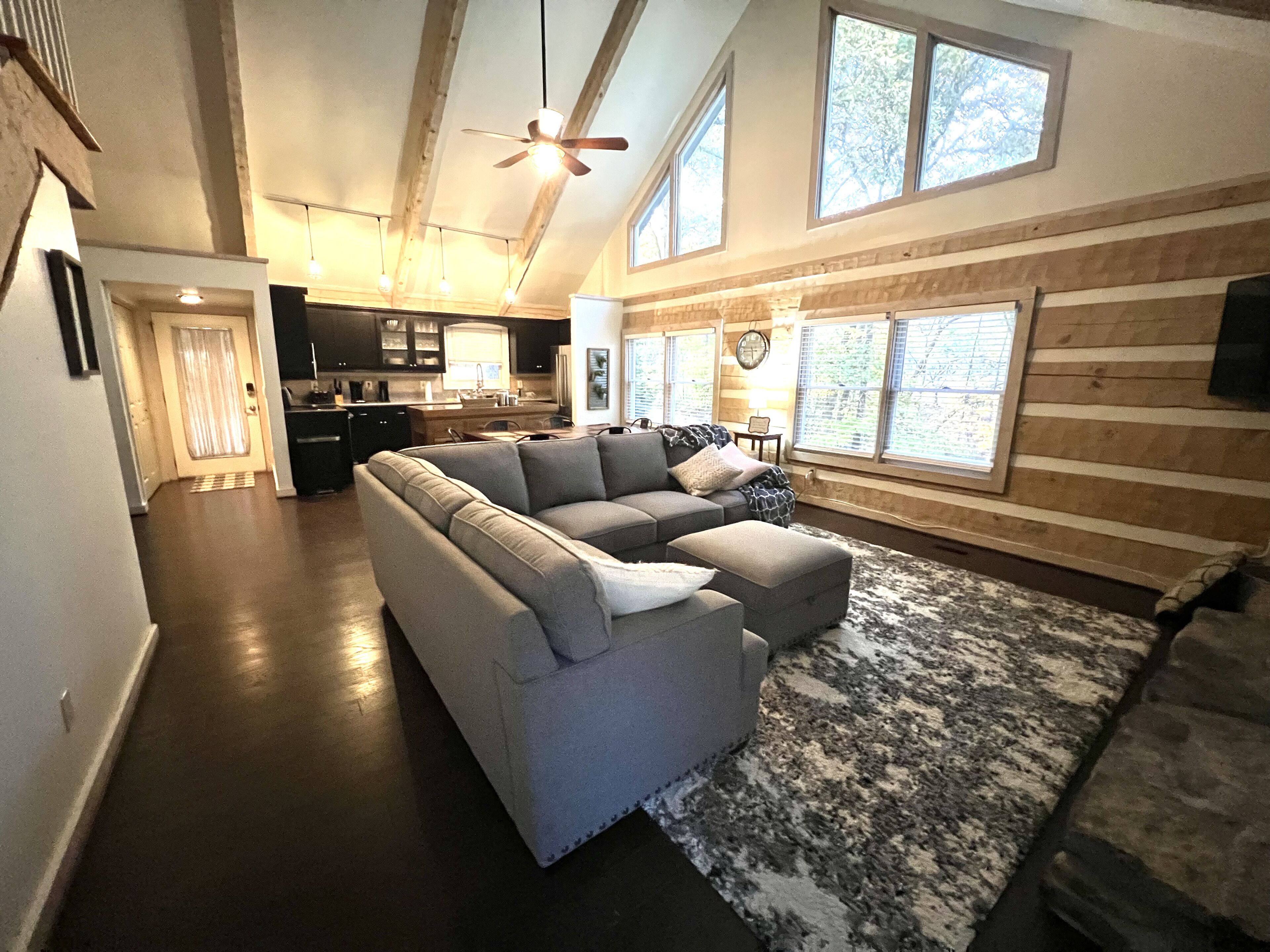 Cheerful 3 Bedroom Cabin in the Trees with 2 KINGS