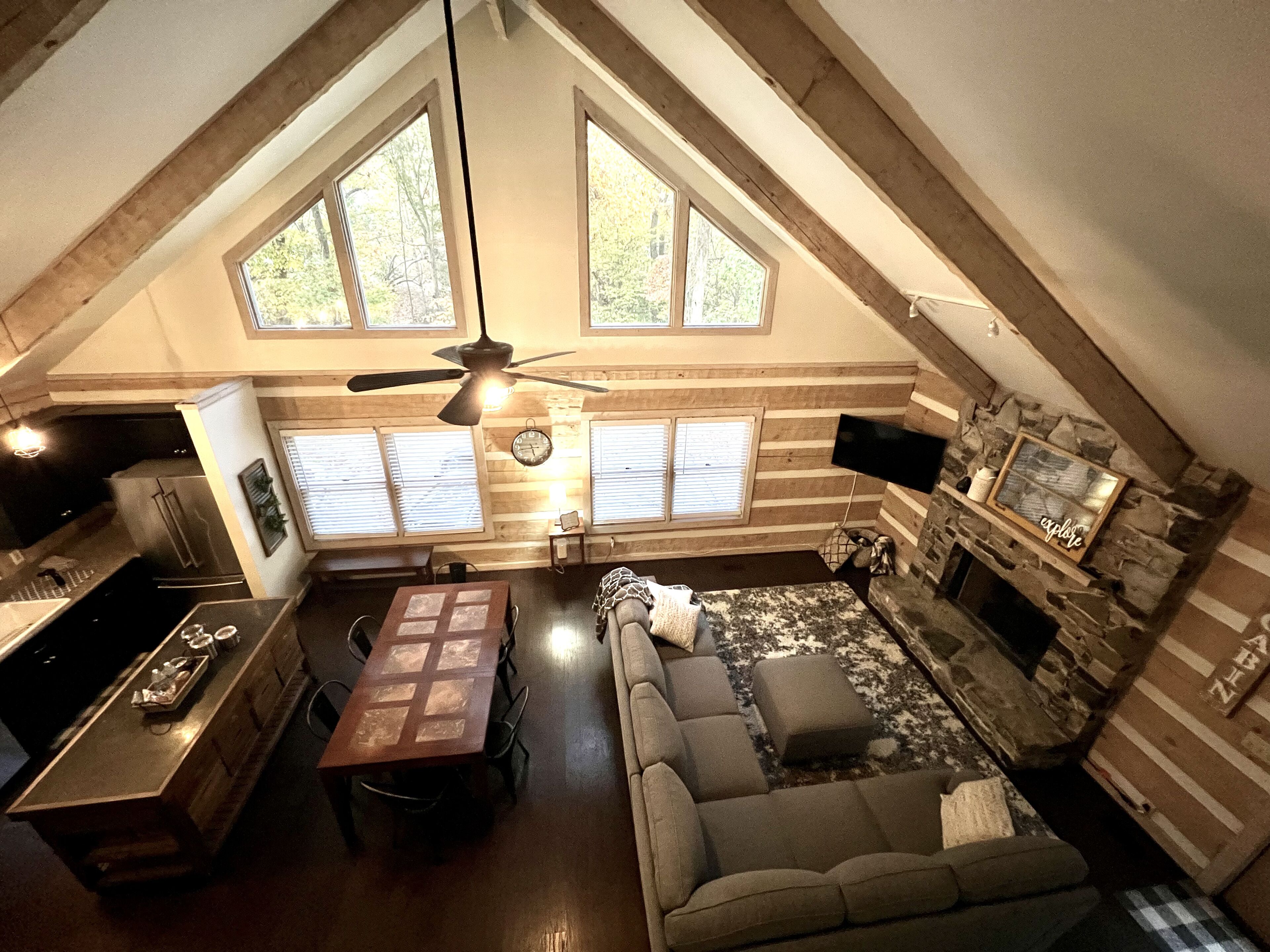 Cheerful 3 Bedroom Cabin in the Trees with 2 KINGS