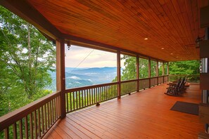 Terrace/patio - Breathtaking Views of the Smoky' s from 3,000 feet (Whittier)