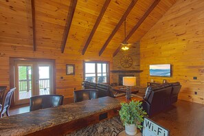 TV - Breathtaking Views of the Smoky' s from 3,000 feet (Whittier)