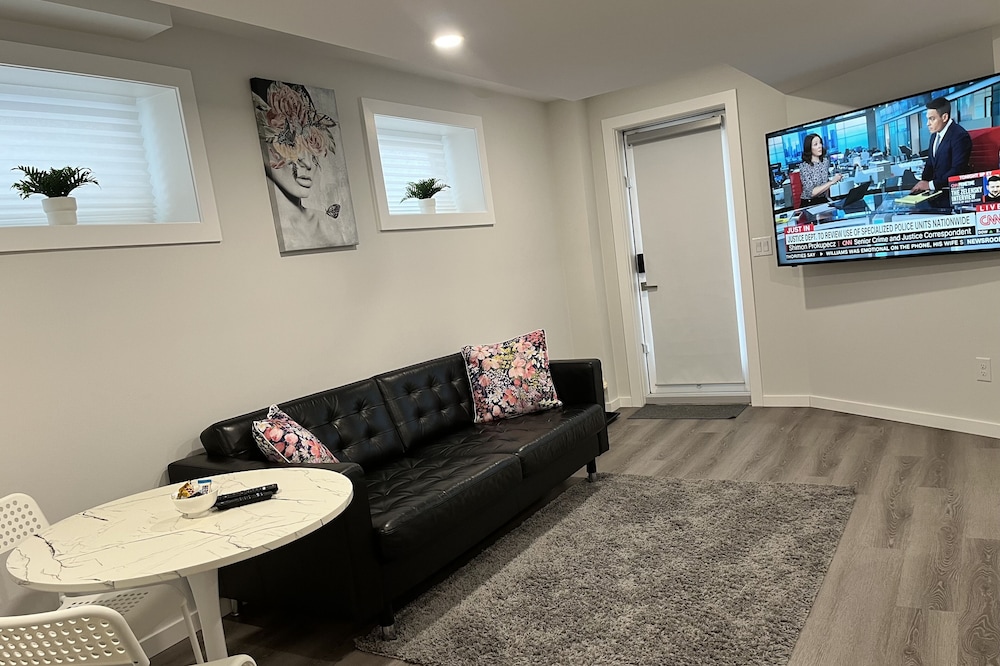 Cozy Private 1-bedroom Basement Suite with free parking