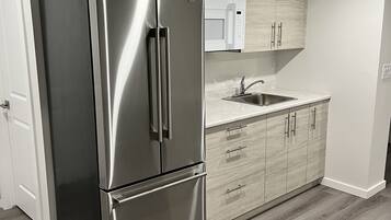 Een koelkast, een magnetron, een kookplaat