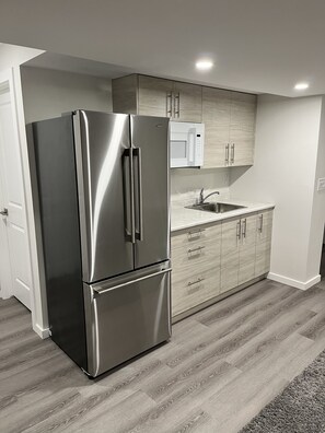 Réfrigérateur, micro-ondes, plaque de cuisson, cafetière/bouilloire