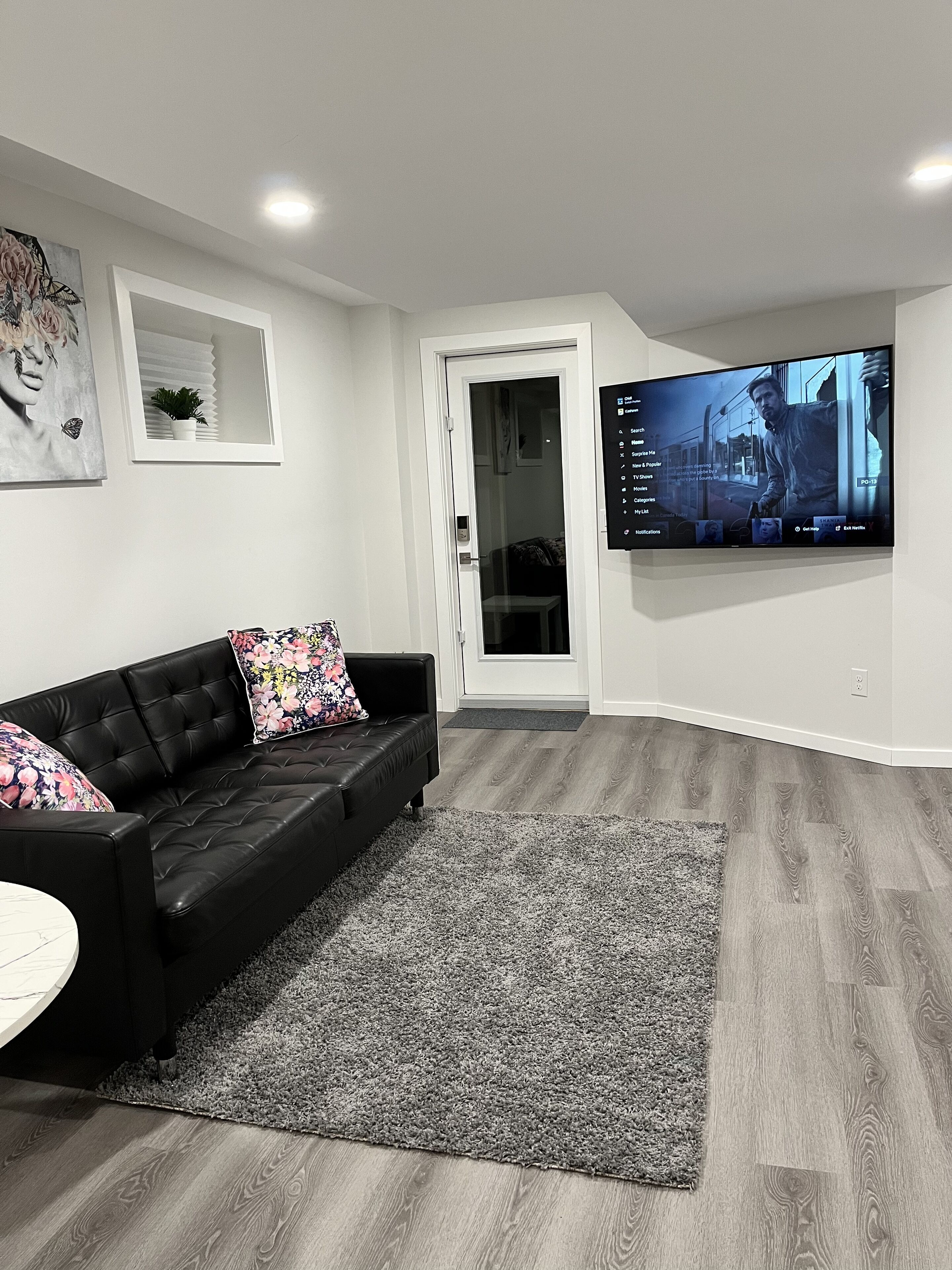 Cozy Private 1-bedroom Basement Suite with free parking