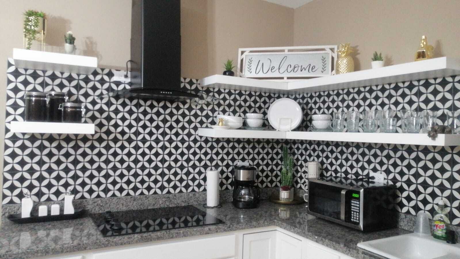 冷蔵庫、電子レンジ、コンロ、コーヒー / ティーメーカー