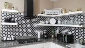 Refrigerador, microondas, parrilla de estufa y cafetera y tetera 