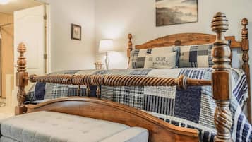 Escritorio, tabla de planchar con plancha, wifi gratis y ropa de cama