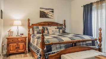 Escritorio, tabla de planchar con plancha, wifi gratis y ropa de cama