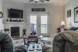 TV - Mountain Breeze 2-Unit 5606 - FREE Attraction Ticket with EACH night Stay Including Dollywood (Pigeon Forge)