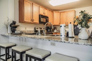 Fridge, microwave, oven, stovetop - Mountain Breeze 2-Unit 5606 - FREE Attraction Ticket with EACH night Stay Including Dollywood (Pigeon Forge)