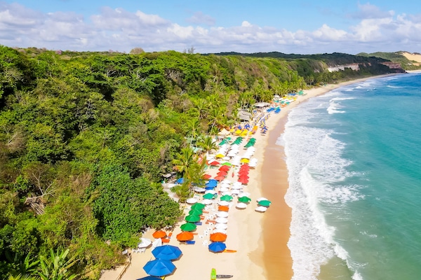 Una playa cerca, arena blanca, 20 bares en la playa