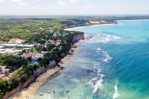 Ubicación cercana a la playa, arena blanca y 20 bares en la playa