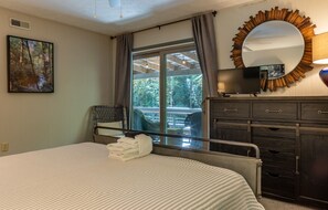 3 slaapkamers, een strijkplank/strijkijzer, wifi, beddengoed