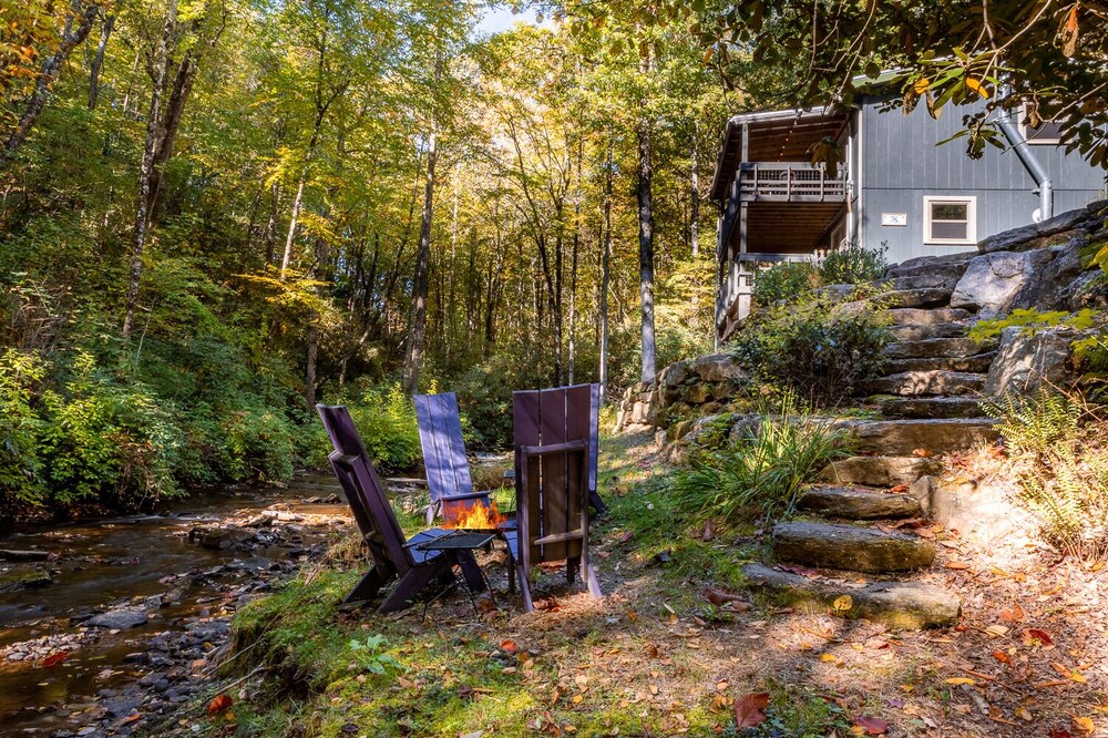 By the Creek: Charming cottage on a creek!