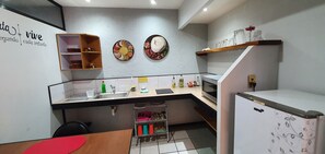 Kühlschrank, Mikrowelle, Herdplatte, Wasserkocher mit Kaffee-/Teezubehör