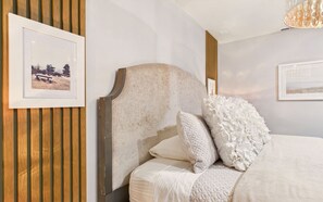 2 makuuhuonetta, työpöytä, silitysrauta/-lauta, vauvan matkasänky