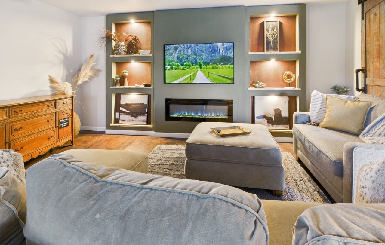 Televisión, chimenea y estéreo 