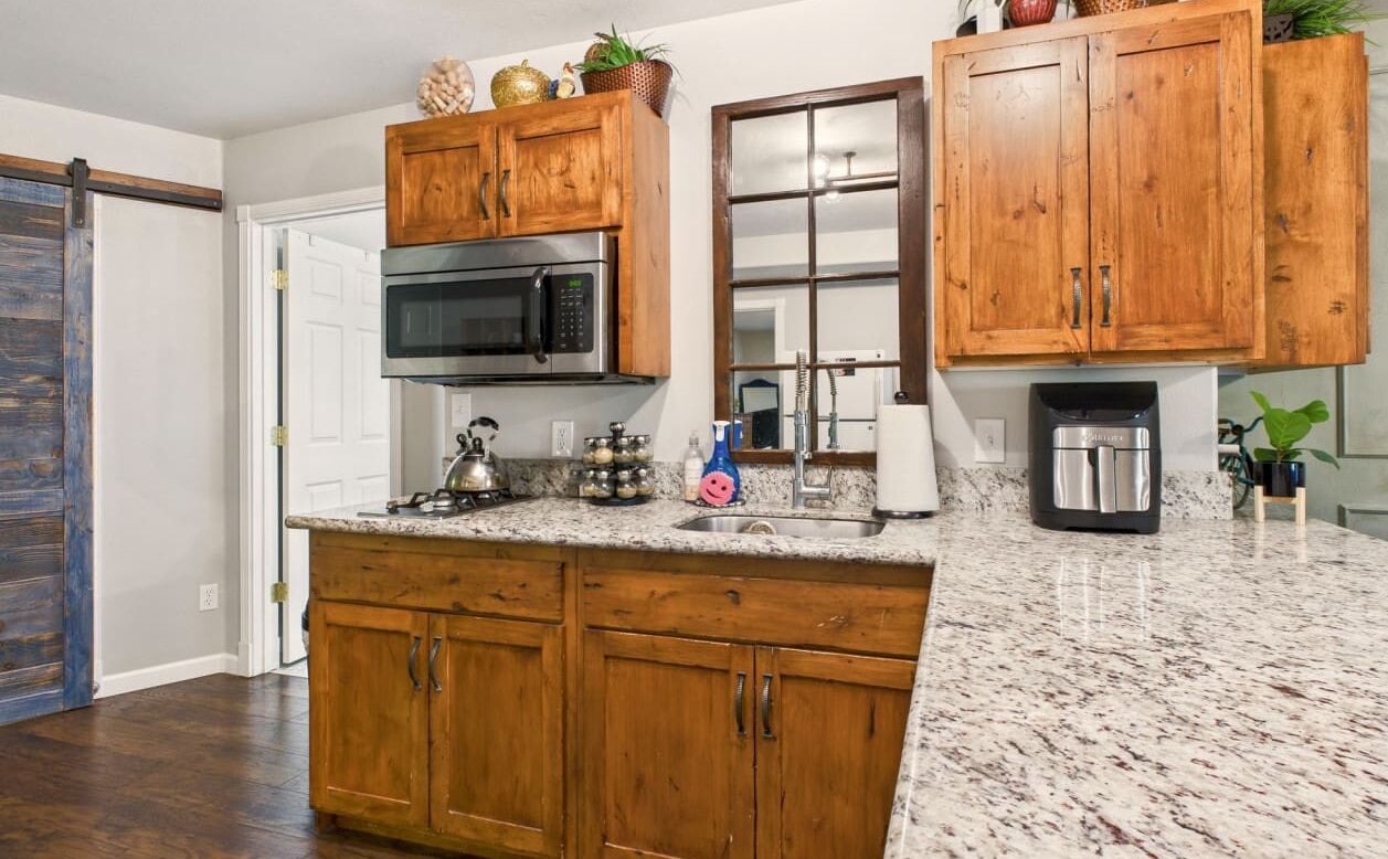 Jääkaappi, mikroaaltouuni, liesi, astianpesukone