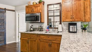 Fridge, microwave, stovetop, dishwasher