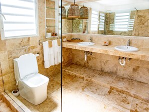 Een douche, een haardroger, handdoeken, zeep