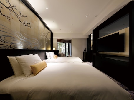 Down comforters, in-room safe, desk, blackout drapes. THE HOTEL SANRAKU KANAZAWA