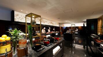 Daily buffet breakfast (JPY 4000 per person)