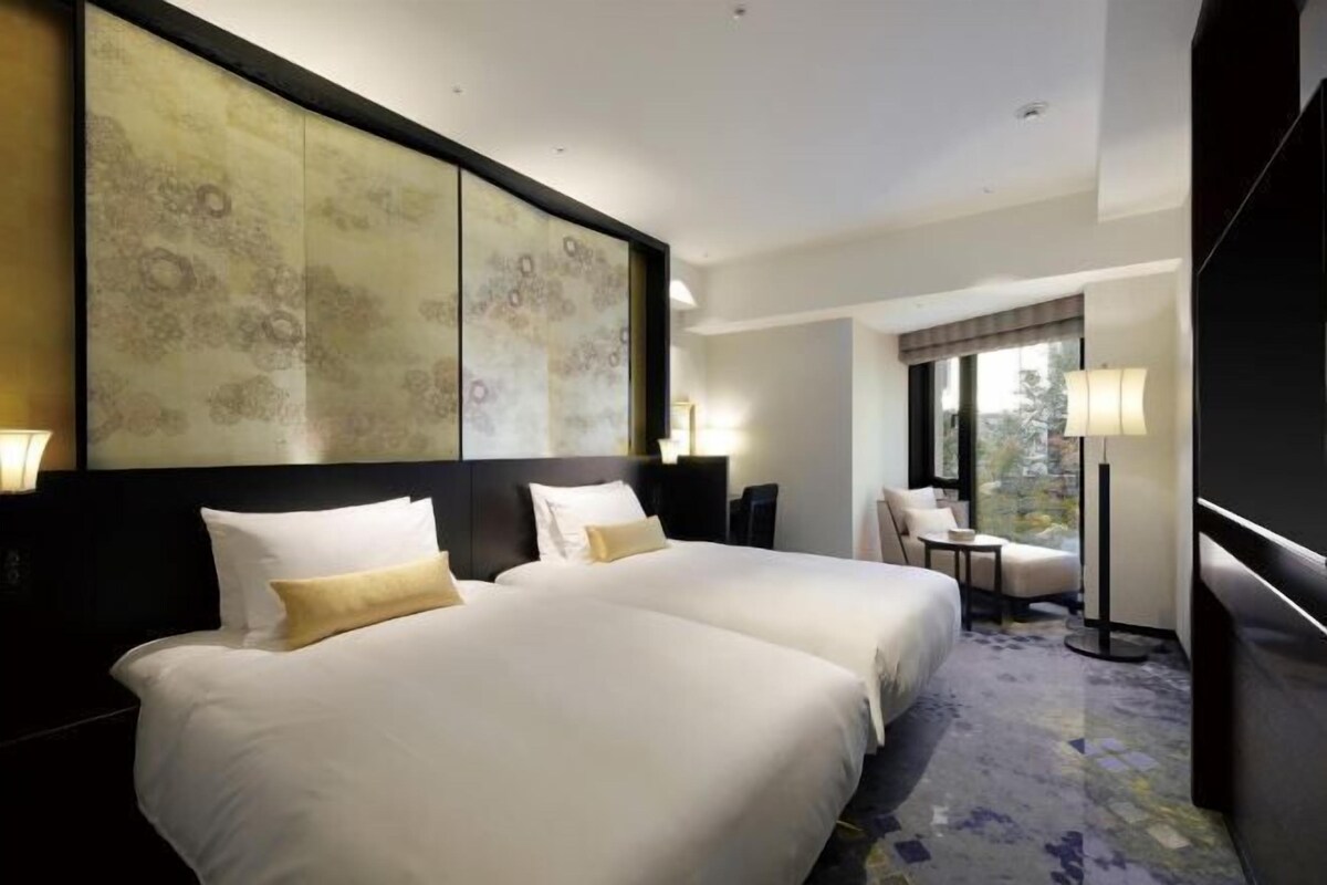 Down duvets, in-room safe, desk, blackout curtains