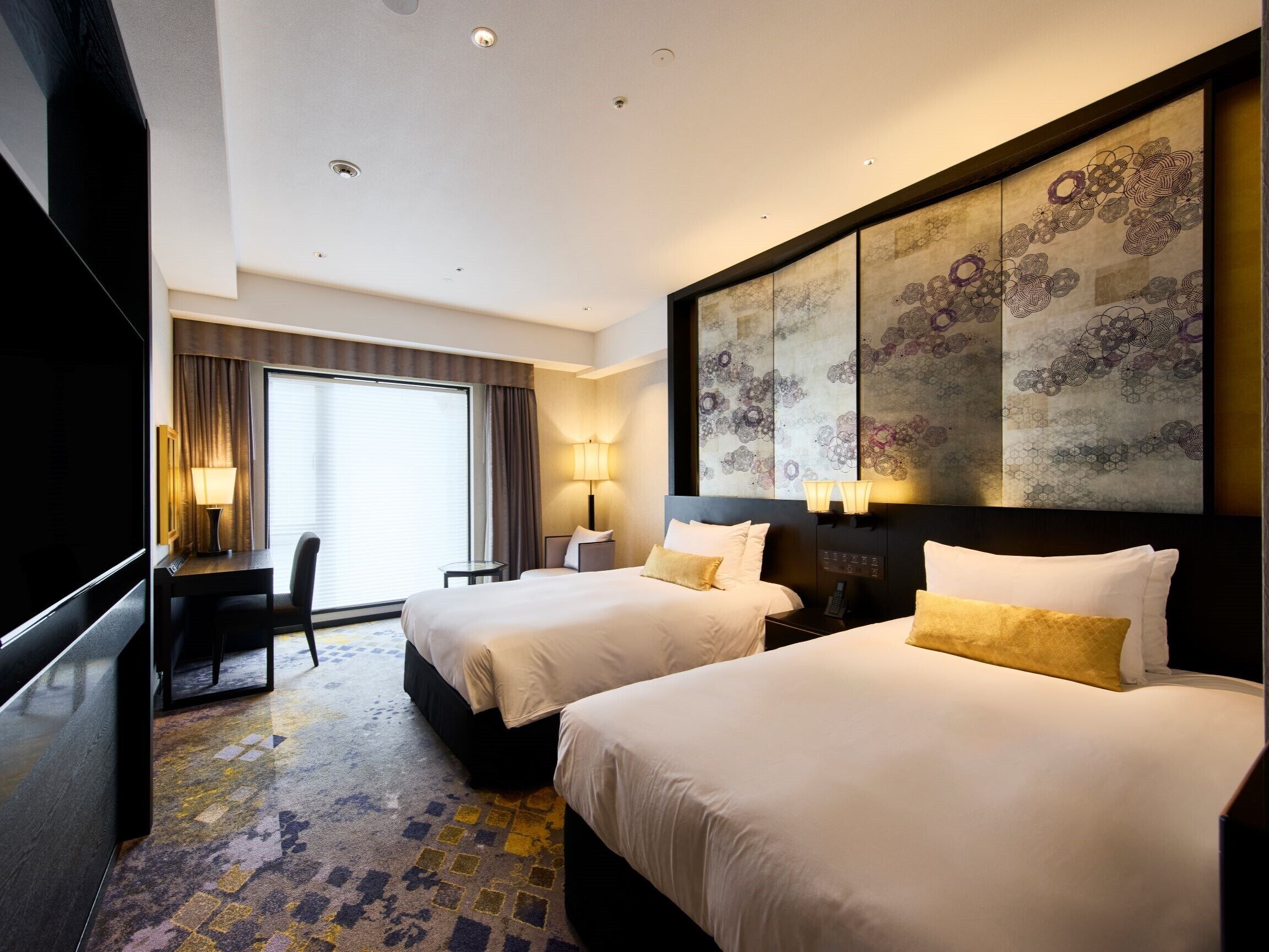 Kahden hengen deluxe-huone (kaksi sänkyä), tupakointi kielletty | Untuvapeitot, tallelokero huoneessa, työpöytä, pimennysverhot