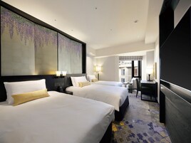 Down comforters, in-room safe, desk, blackout drapes