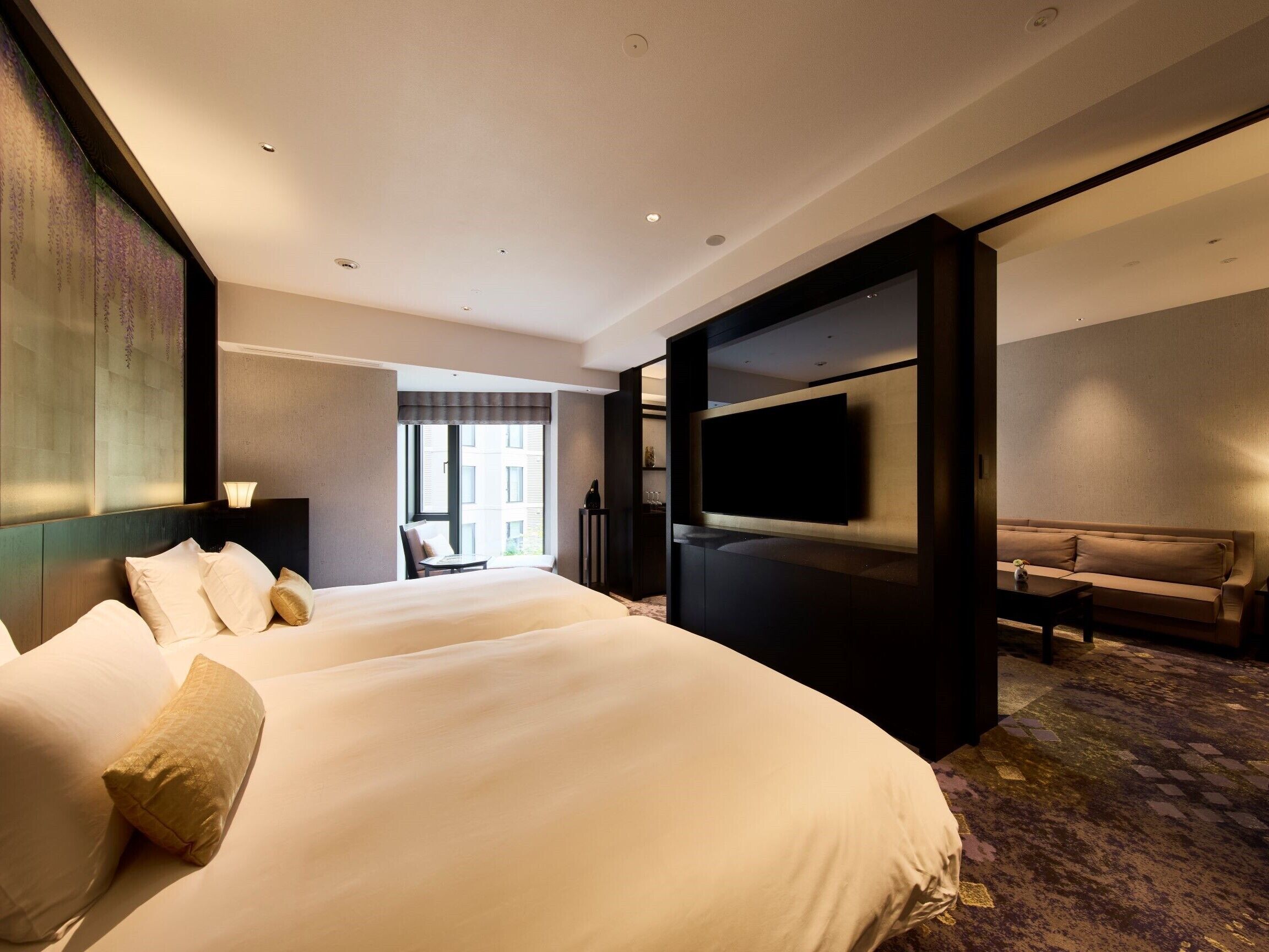 Kahden hengen huone (kaksi sänkyä), tupakointi kielletty (Suite / 2 Double Beds, 1 Extra Bed) | Untuvapeitot, tallelokero huoneessa, työpöytä, pimennysverhot