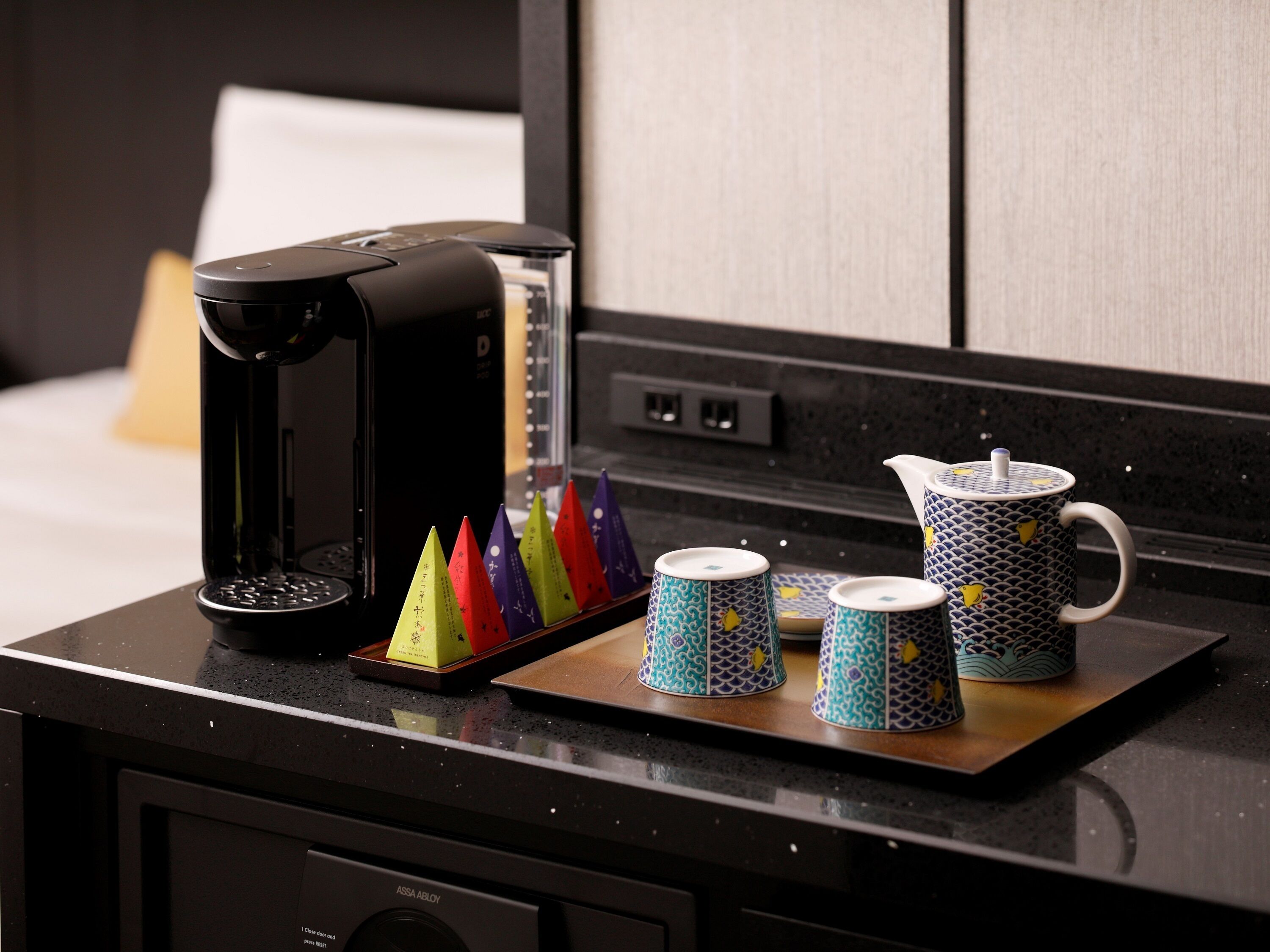 羽绒被、客房内保险箱、办公桌、遮光窗帘