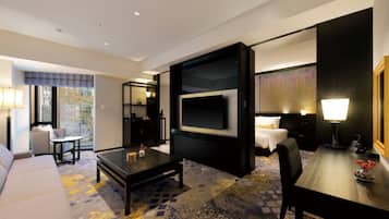 Edredons de pluma, cofres nos quartos, escrivaninha, cortinas blackout