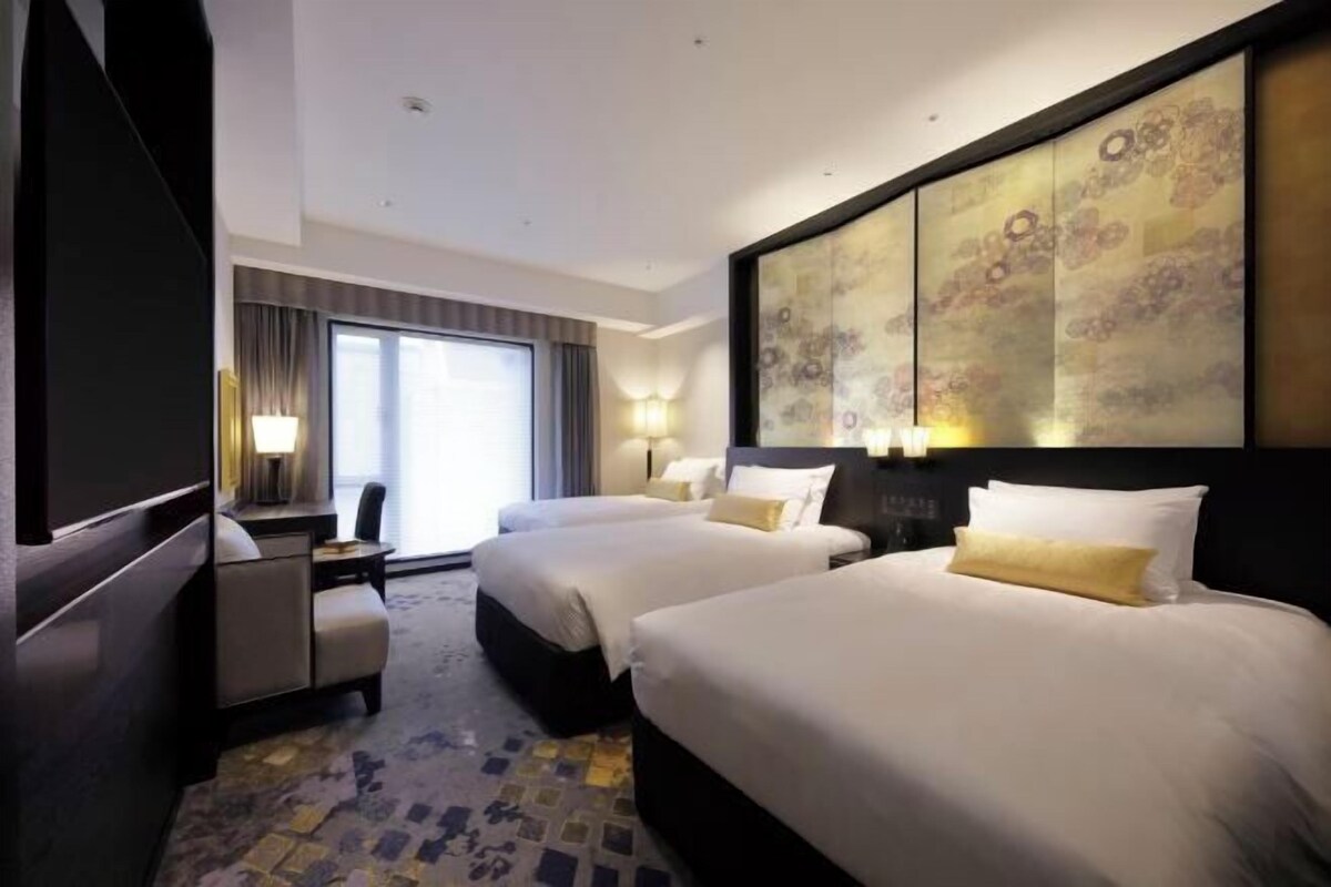 Down duvets, in-room safe, desk, blackout curtains